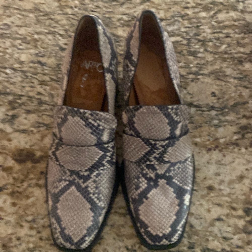 Size 8 Leather Sarto Loafers. I have never worn. New!